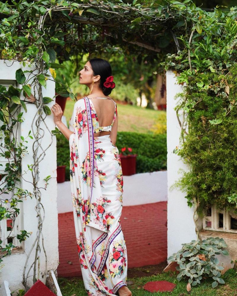 malavika-mohanan-hot-in-sarees